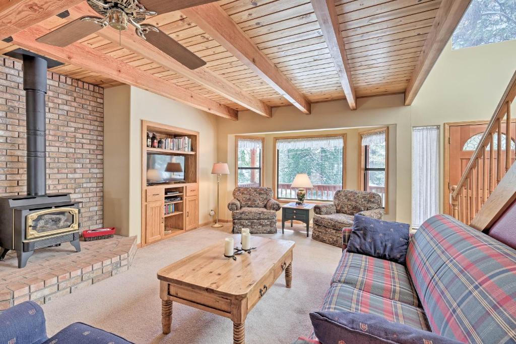 Near Bear Valley Peaceful Arnold Home with Hot Tub