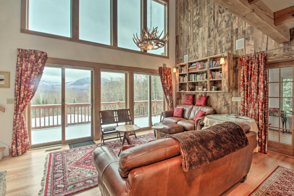 Architect-Designed Retreat on 2 Acres with Mtn Views في فرانكونيا: غرفة معيشة مع أريكة وكراسي ونوافذ