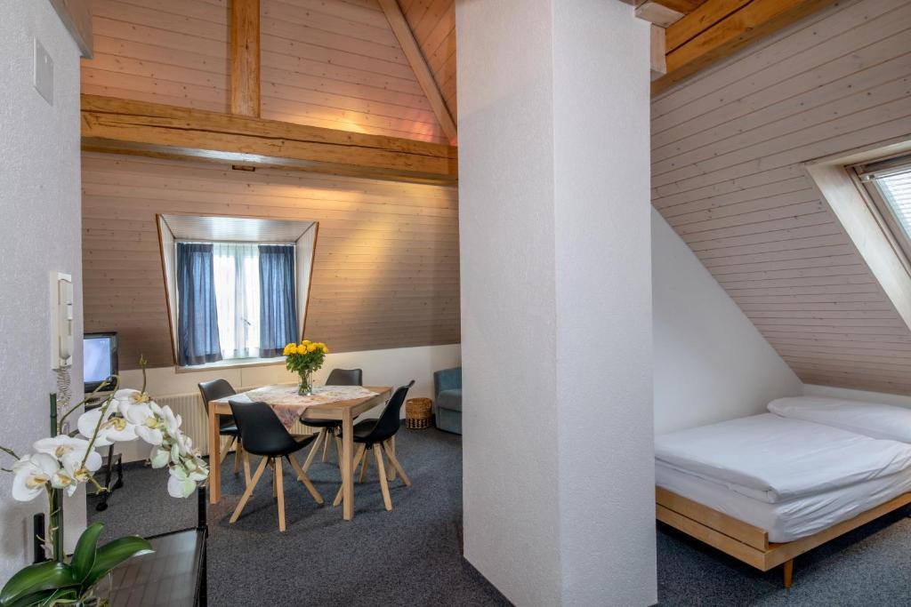 Postel nebo postele na pokoji v ubytování Gasthof Enge Self Check-In Hotel