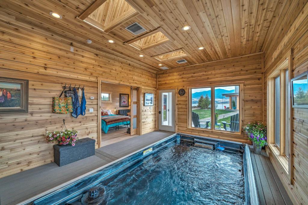 una piscina en una casa de madera con techo de madera en Mtn-View Ennis Lake Studio with Kayak, Pool, Fire Pit, en Ennis