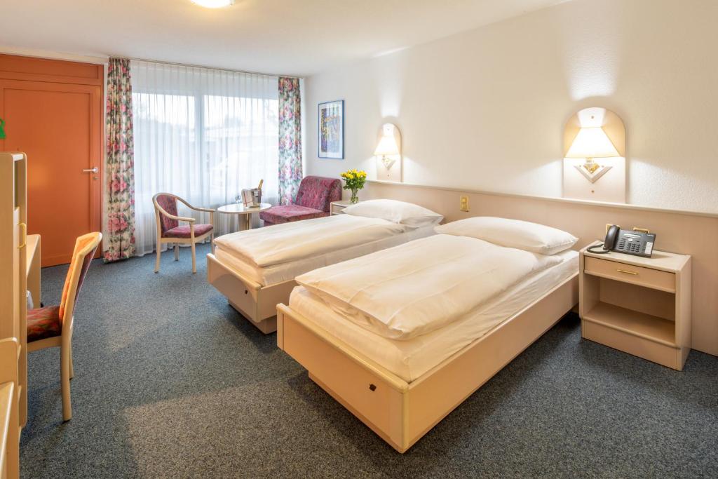Postel nebo postele na pokoji v ubytování Gasthof Enge Self Check-In Hotel