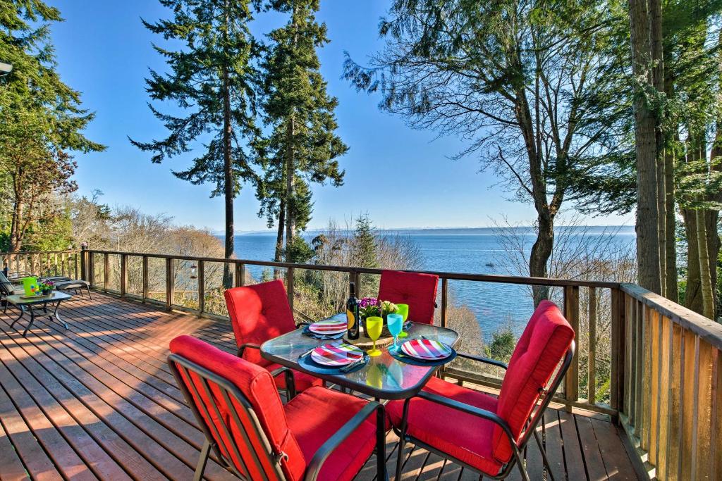 uma mesa e cadeiras num deque com vista para a água em Puget Sound Vacation Rental Home - 5 Min to Beach em Kingston