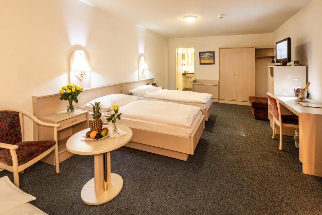 Postel nebo postele na pokoji v ubytování Gasthof Enge Self Check-In Hotel