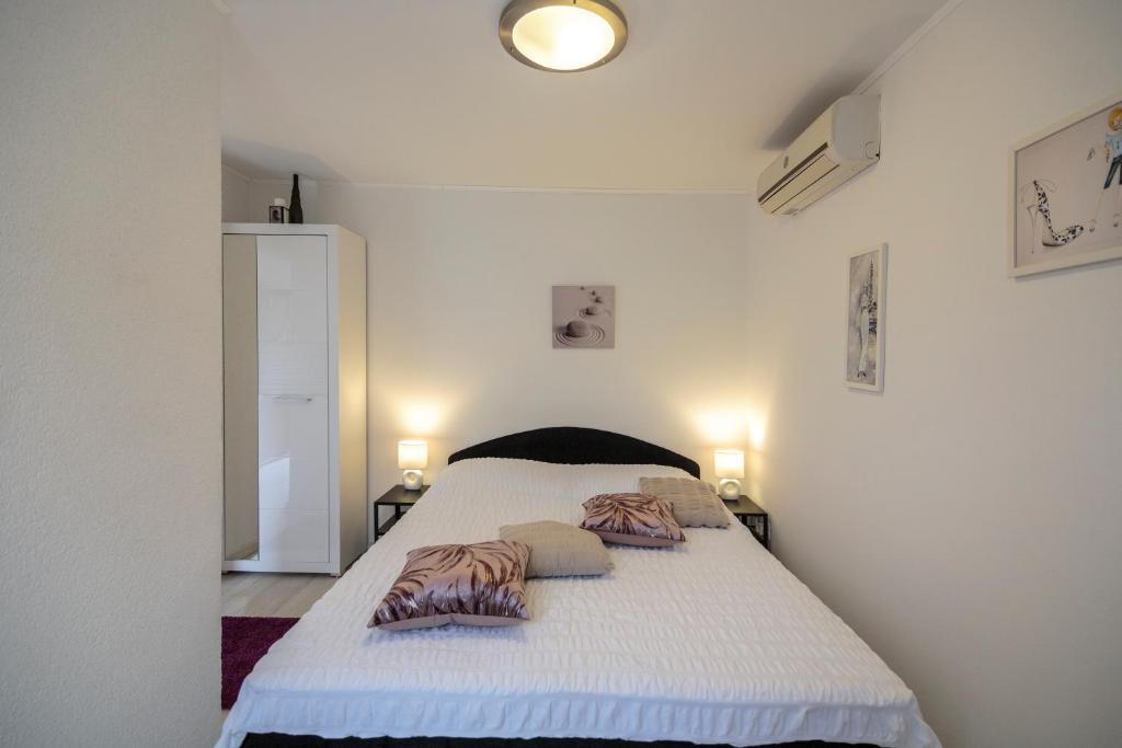 Postel nebo postele na pokoji v ubytování Apartments Mihojevic