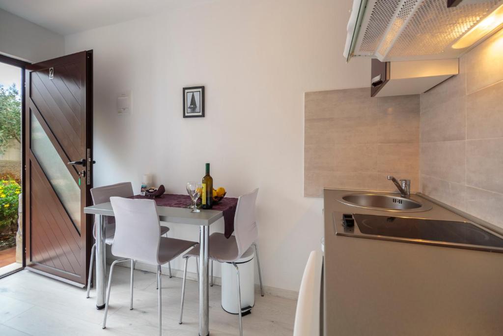 Kuchyň nebo kuchyňský kout v ubytování Apartments Mihojevic