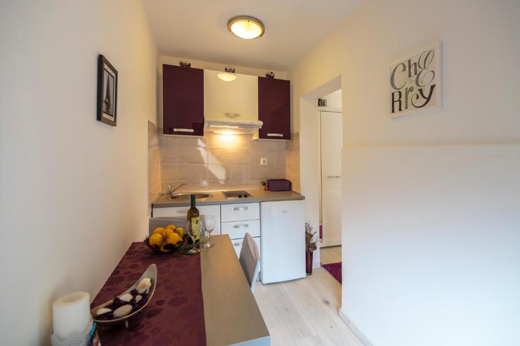 Kuchyň nebo kuchyňský kout v ubytování Apartments Mihojevic