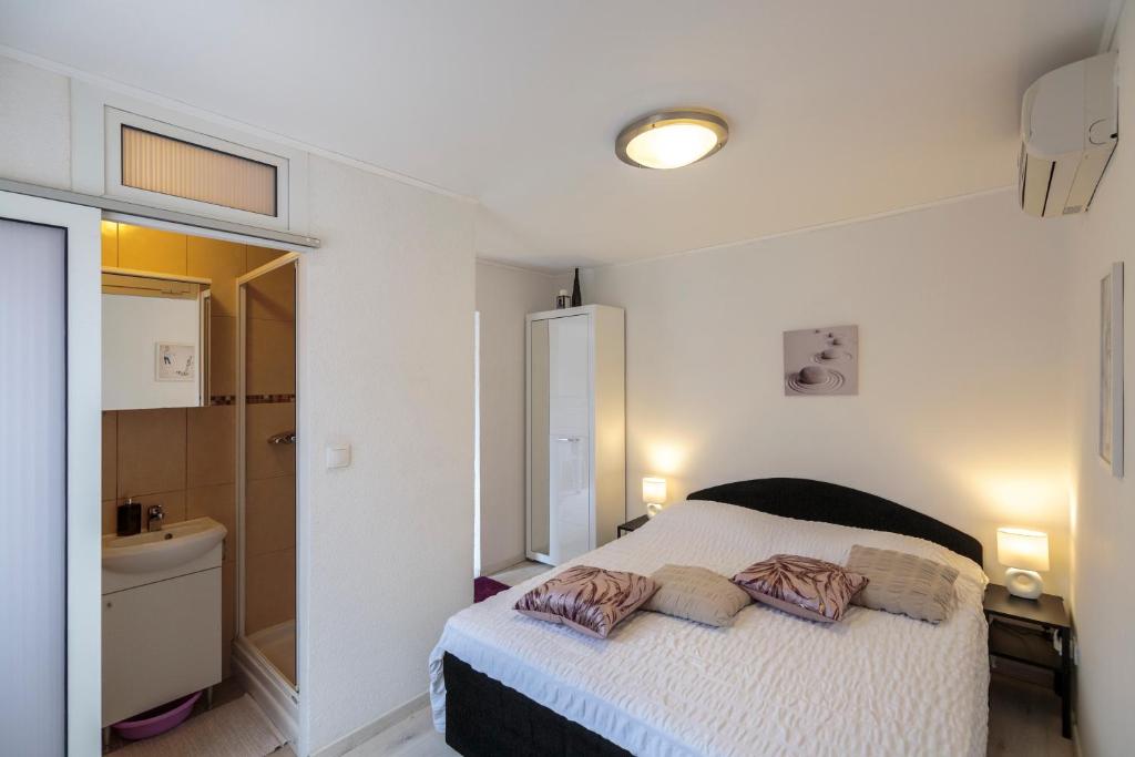 Postel nebo postele na pokoji v ubytování Apartments Mihojevic