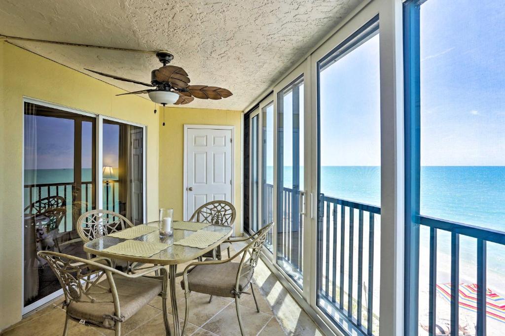 Beachfront Englewood Condo with Community Pool!, Englewood (updated