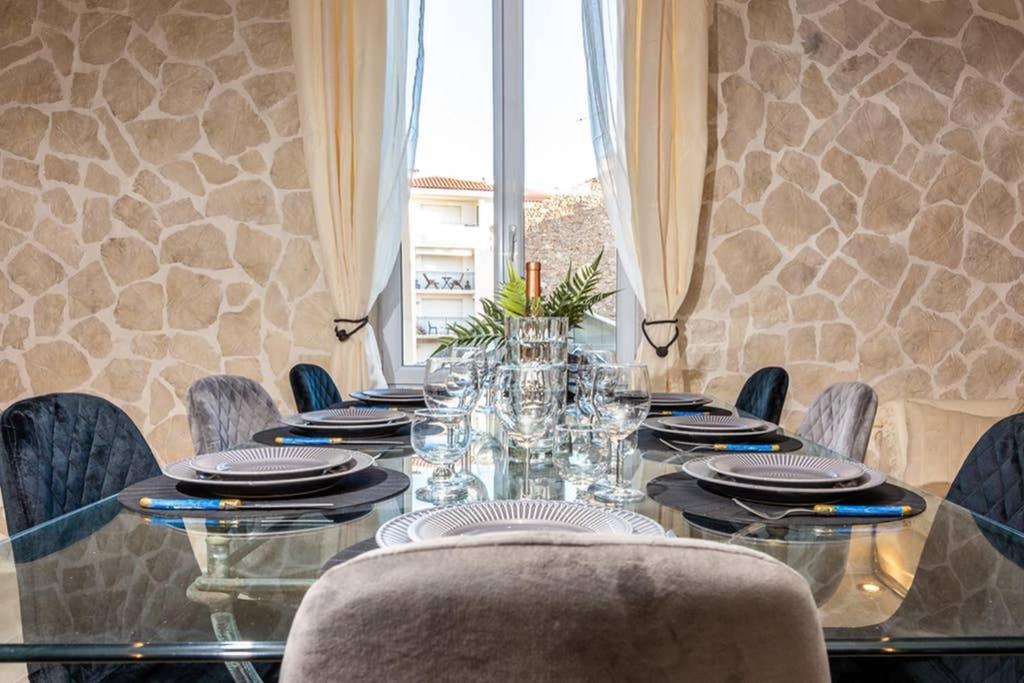 une salle à manger avec une table et des chaises en verre dans l'établissement PENTHOUSE Loft 5MIN PALAIS DES FESTIVALS AND BEACH terrace view on castle, à Cannes