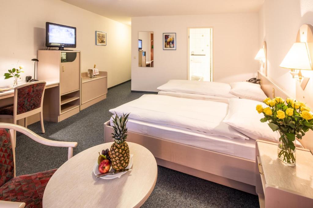 Postel nebo postele na pokoji v ubytování Gasthof Enge Self Check-In Hotel
