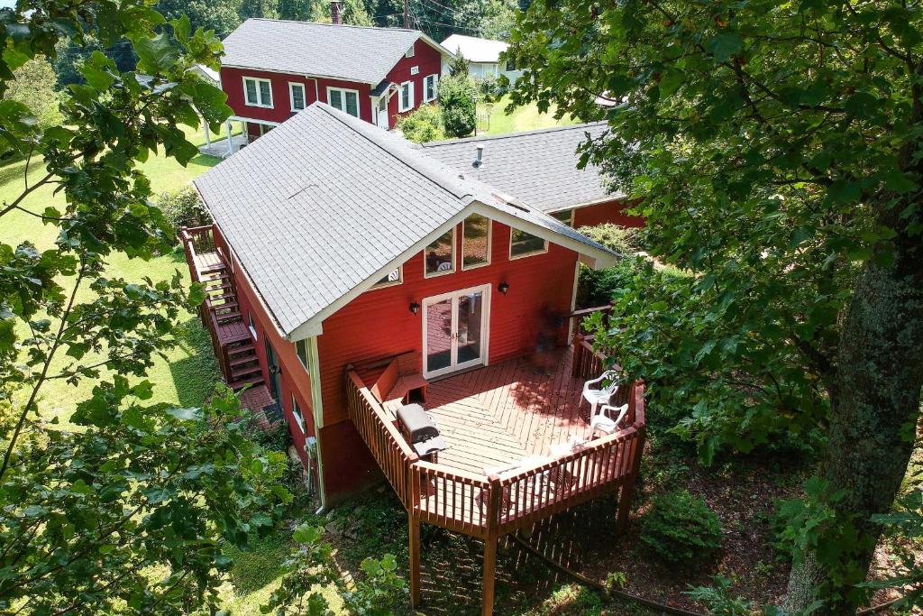 een luchtzicht op een rood huis met een terras bij Cantrell Cottage Cozy Getaway with Smoky Mtn Views in Hendersonville