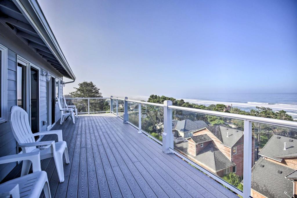 een balkon met stoelen en uitzicht op de oceaan bij Ocean-View Lincoln City Retreat with 3 Viewing Decks in Lincoln City