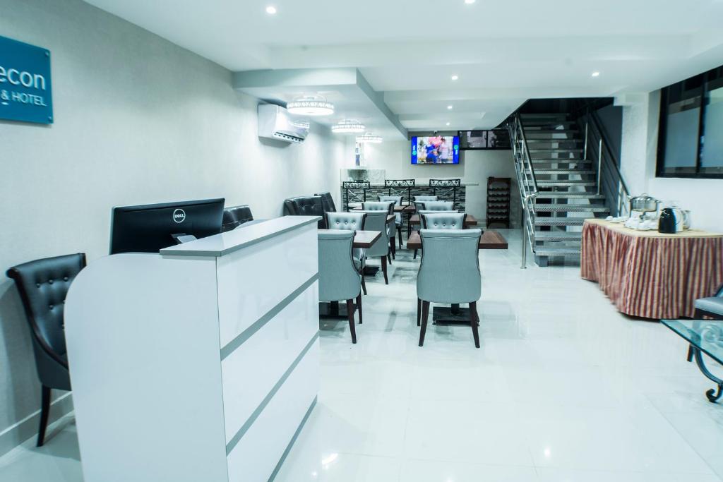 TV a/nebo společenská místnost v ubytování Malecon Premium Rooms & Hotel