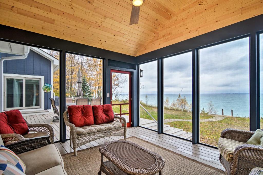 Gallery image of Waterfront Charlevoix Home with Kayaks and Fire Pit! in Ellsworth