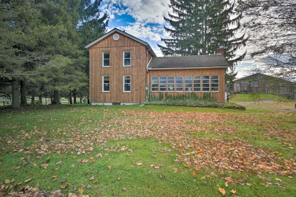 una casa grande en un patio con hojas en el césped en Vintage Farmhouse about 2 half Mi to Mount Pleasant Ski, en Cambridge Springs