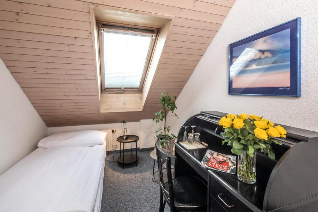 Postel nebo postele na pokoji v ubytování Gasthof Enge Self Check-In Hotel