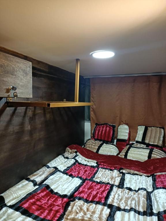 Postel nebo postele na pokoji v ubytování PETRA Cabin Dorms Hostel