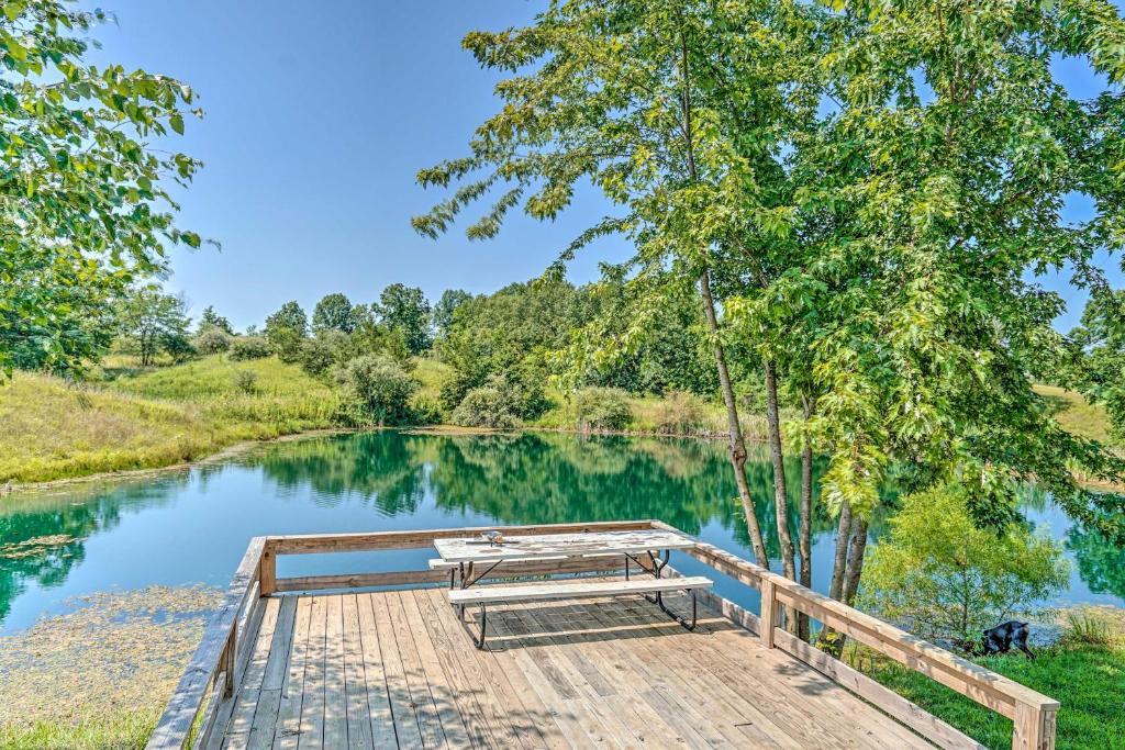 een picknicktafel op een steiger aan een meer bij Kimberlys Hope Clark Apt on Farm with Pool Access in Clark