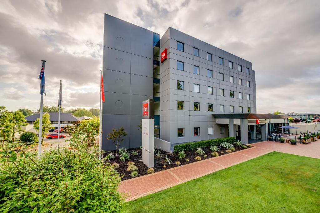 a rendering of the front of the hotel at ibis Rotorua in Rotorua