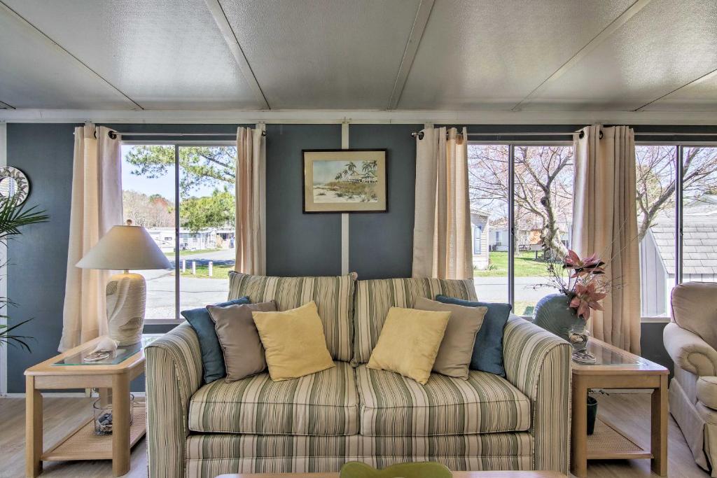 Posezení v ubytování Pool Access Dog-Friendly Ocean Pines Home
