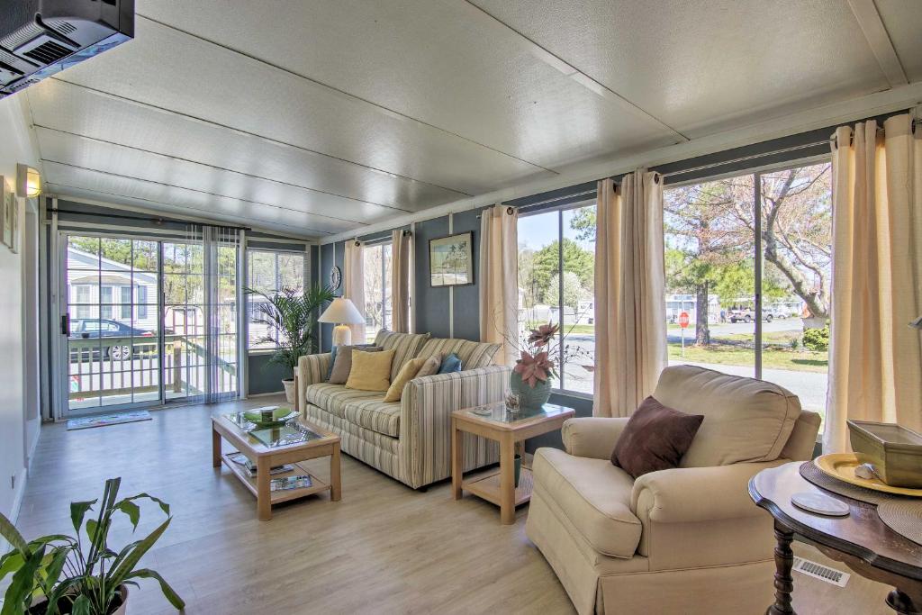 Posezení v ubytování Pool Access Dog-Friendly Ocean Pines Home