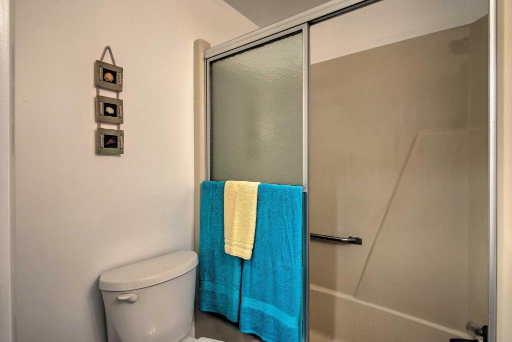 Koupelna v ubytování Pool Access Dog-Friendly Ocean Pines Home