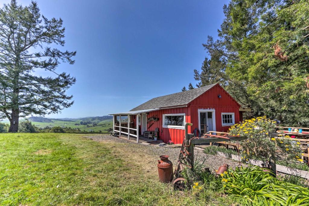 セバストポルにあるMoonview Ranch on 20 Acres in Sonoma County!の畑の赤い家