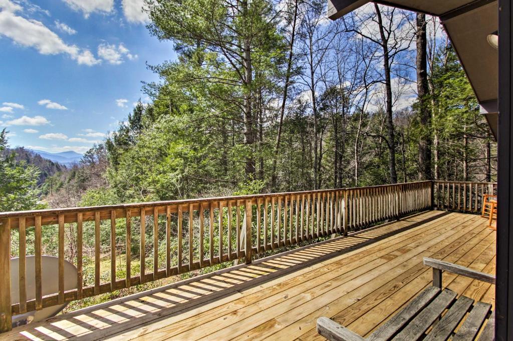 Secluded Mtn-View Cabin with Deck 2 Mi to Gatlinburg