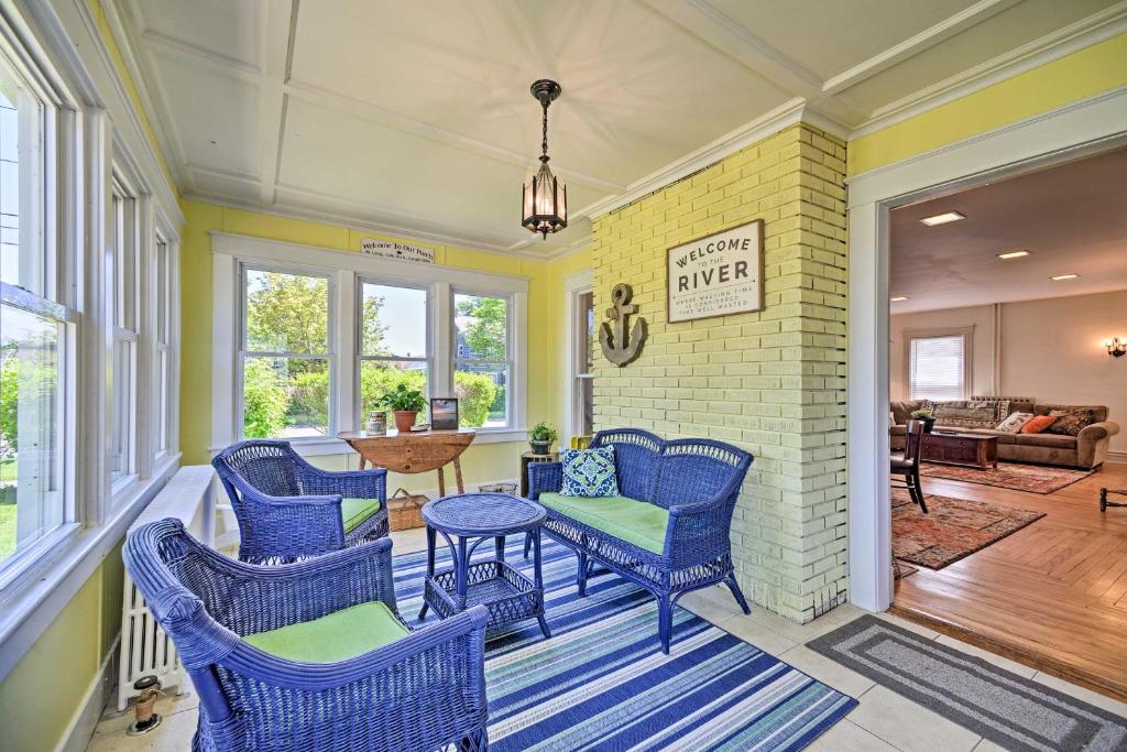 sala de estar con sillas azules y mesa en Home with Patio, 2 Blocks to St Lawrence River, en Clayton