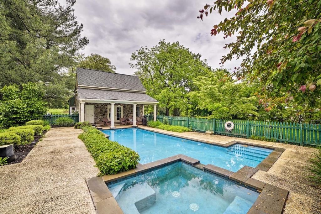 una piscina nel cortile di una casa di Historic Virginia Wine Country Villa with Pool, Yard a Hume