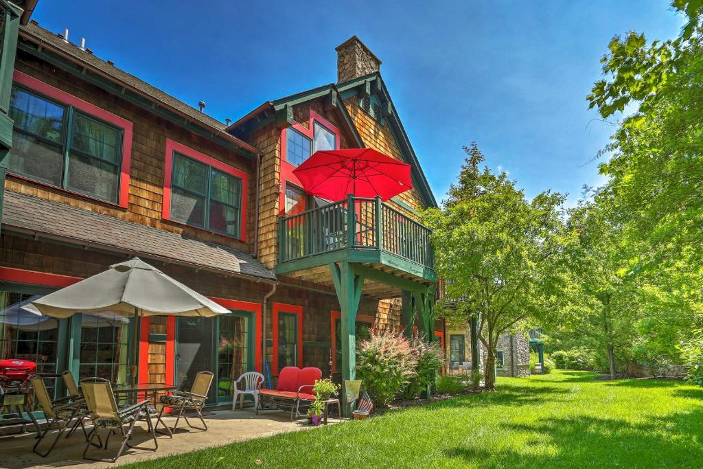 Cette maison dispose d'un balcon avec un parasol rouge. dans l'établissement Mountain Creek Resort Home - Hot Tub and Pool Access, à Vernon Township