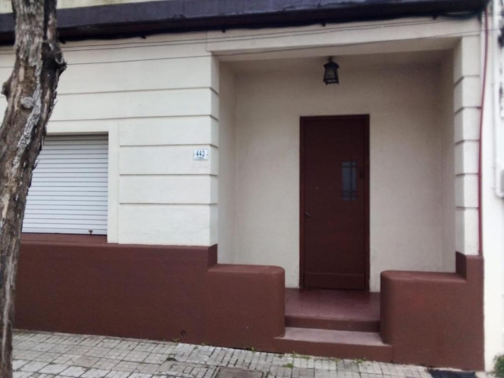 una puerta delantera de un edificio con garaje en MERCEDES CASA DEL HUM, en Mercedes