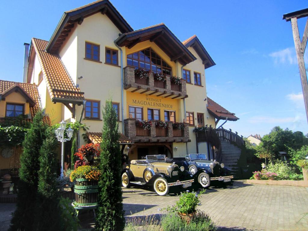 un coche viejo estacionado frente a un edificio en Weingut Magdalenenhof, en Rüdesheim am Rhein