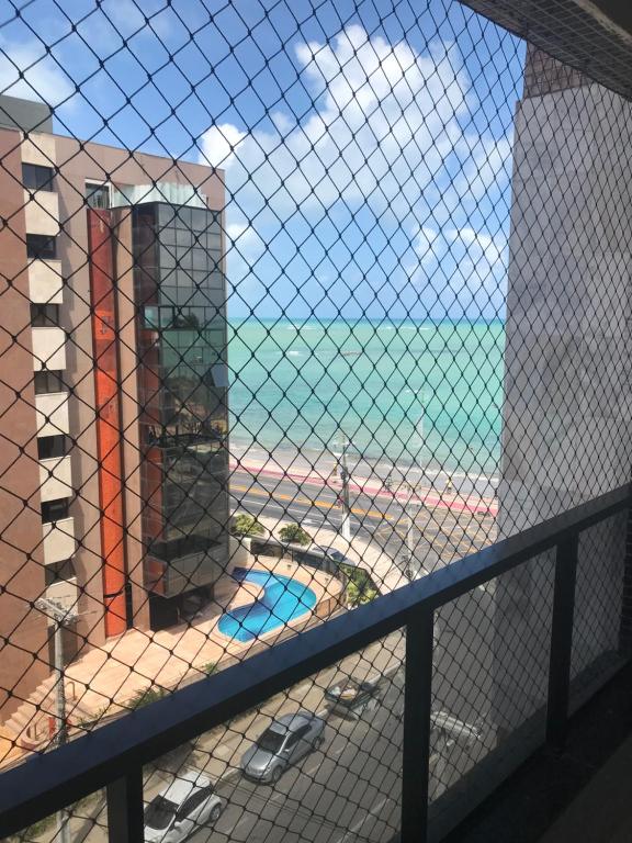 منظر المسبح في Apartamento Confortável Beira-Mar او بالجوار