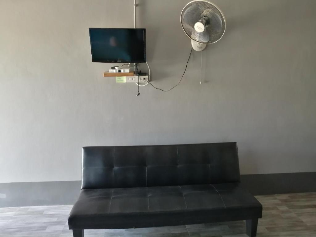 TV a/nebo společenská místnost v ubytování Yotin Guest House