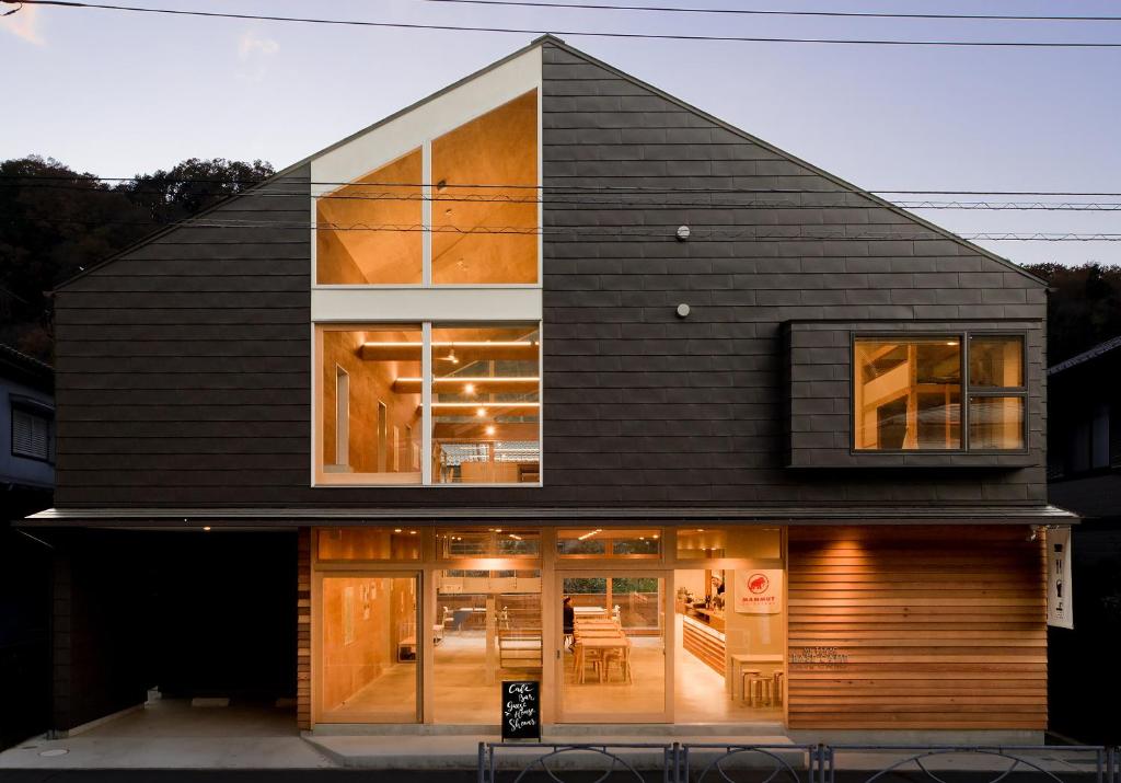 een zwart huis met een zwart dak bij Mt.Takao Base Camp in Hachioji