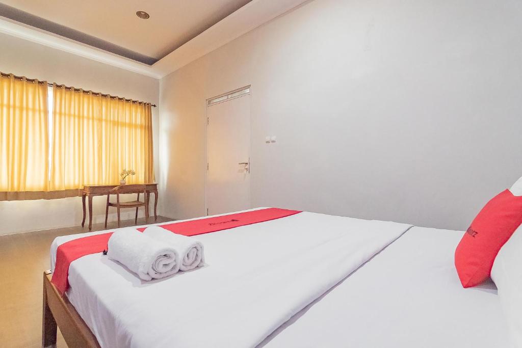 RedDoorz Resort Syariah near D'Castello Ciater Subang - Double Room