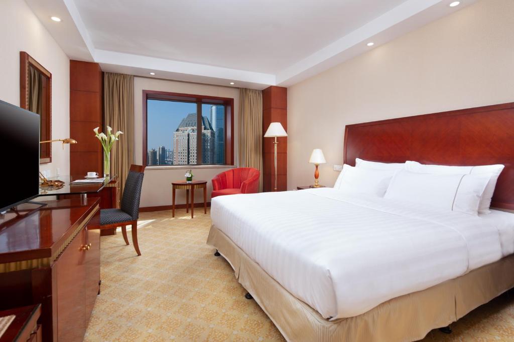 เตียงในห้องที่ Jianguo Hotel Shanghai