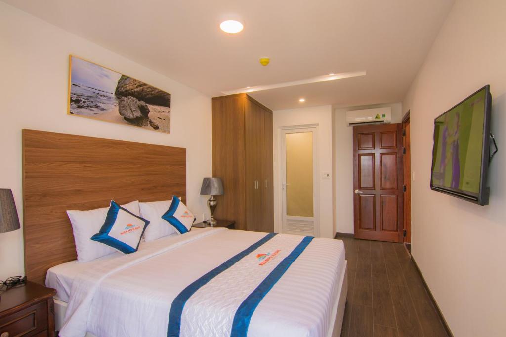 Postel nebo postele na pokoji v ubytování Mermaid Seaside Hotel