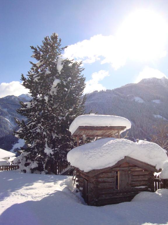 Gästehaus Obererlacher during the winter