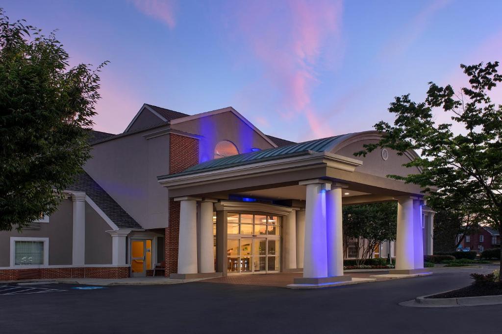 Holiday Inn Express Hotel & Suites Annapolis, an IHG Hotel في أنابوليس: مبنى كبير به اعمدة ومبنى