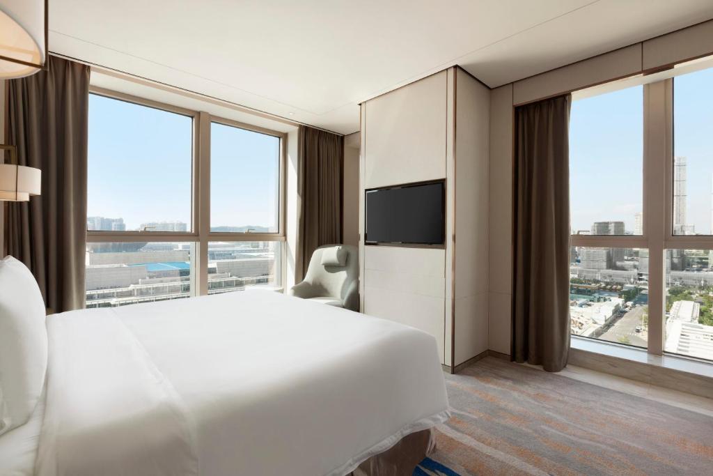 Postel nebo postele na pokoji v ubytování InterContinental Xiamen by IHG