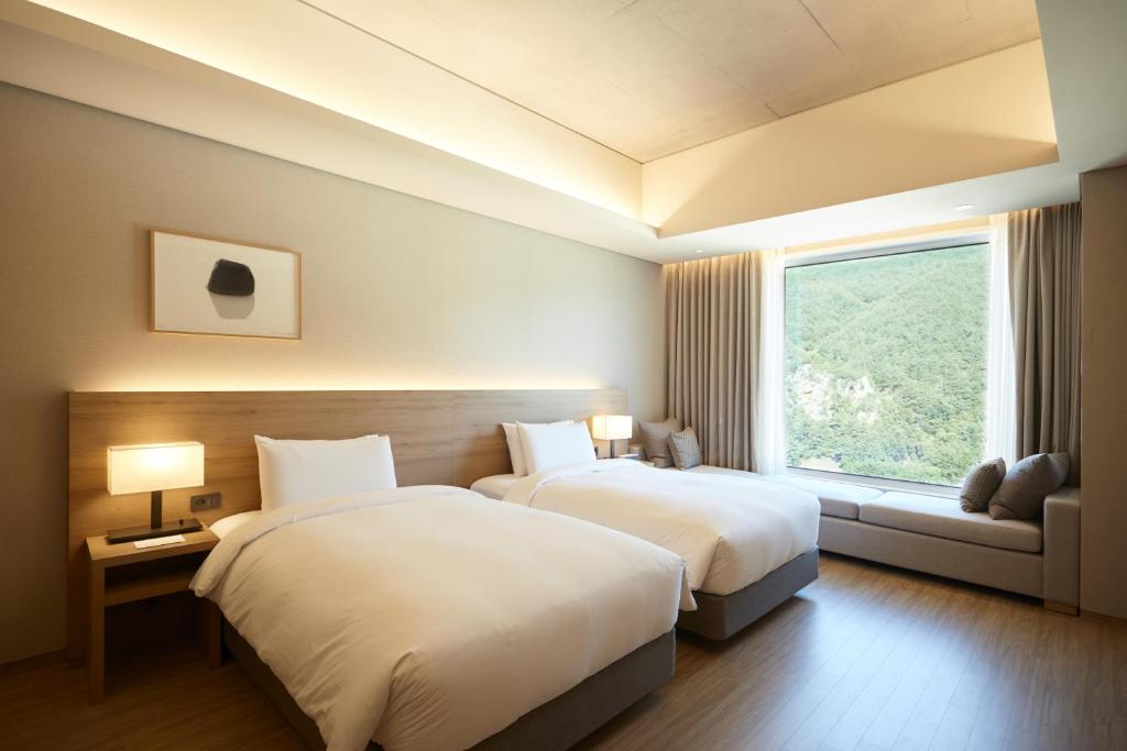Postel nebo postele na pokoji v ubytování PARK ROCHE Resort & Wellness
