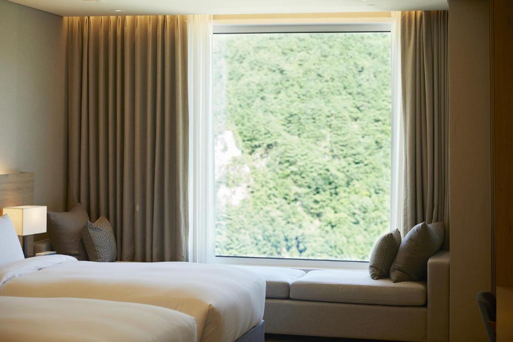 Postel nebo postele na pokoji v ubytování PARK ROCHE Resort & Wellness