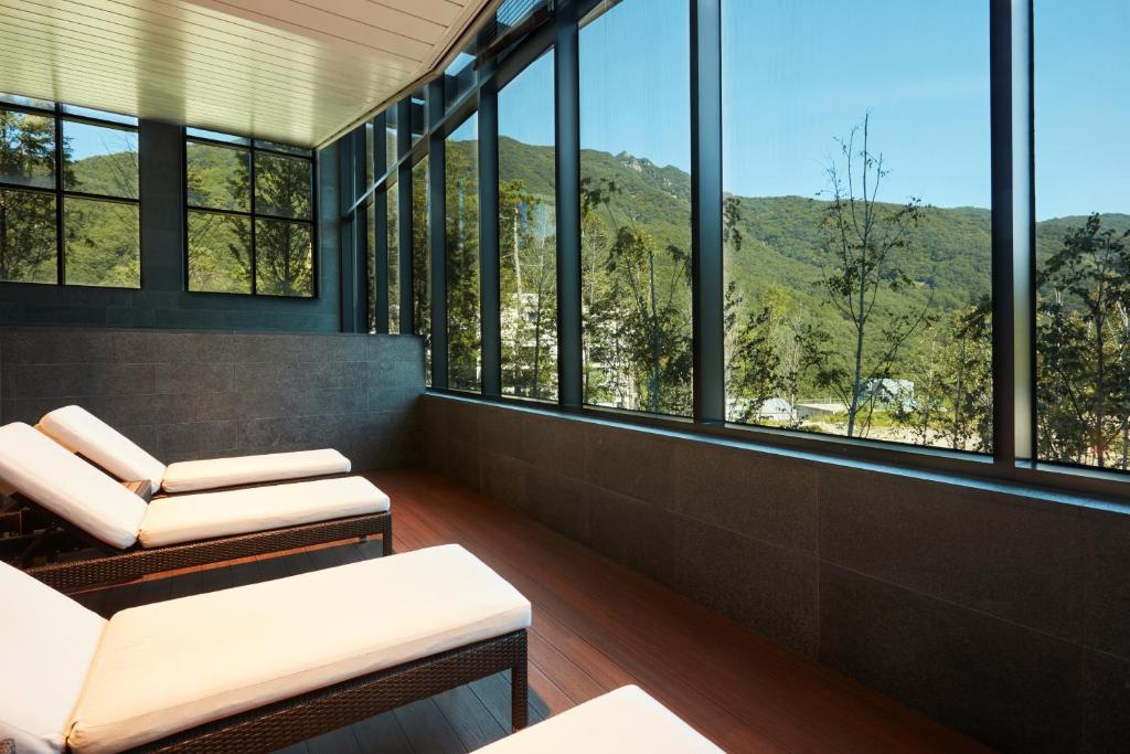 Nespecifikovaný výhled na hory nebo výhled na hory při pohledu z hotelu