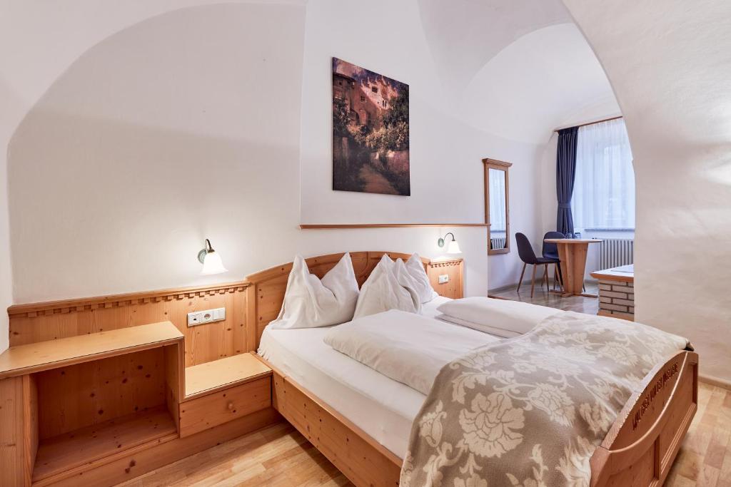 Postel nebo postele na pokoji v ubytování Hotel Walther v.d. Vogelweide Superior
