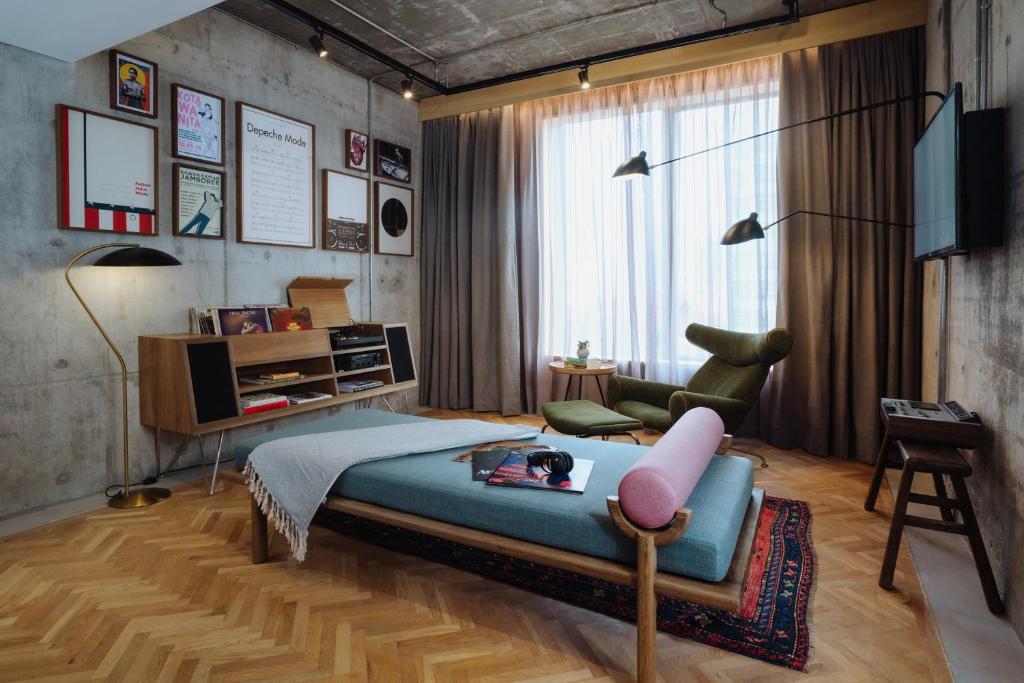 TV a/nebo společenská místnost v ubytování KLoe Hotel