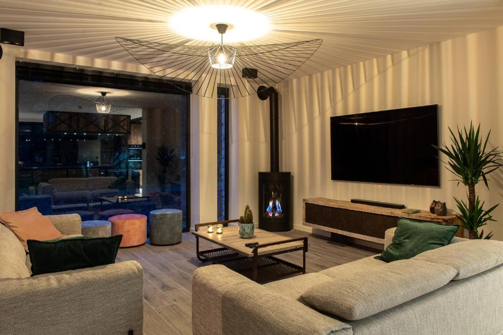 TV a/nebo společenská místnost v ubytování Sous le Bois