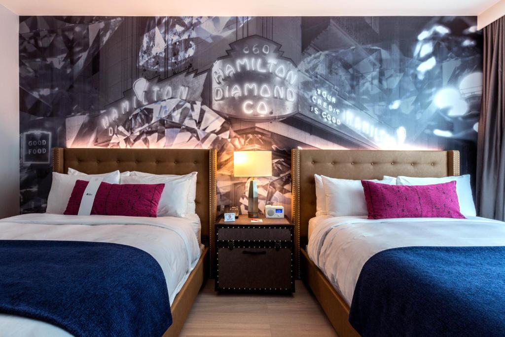 Cama ou camas em um quarto em Hotel Indigo - Los Angeles Downtown by IHG