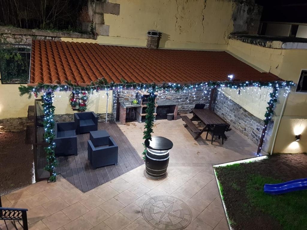 Toño el Alguacil في Selaya: فناء في الهواء الطلق مع شرفة مع أضواء عيد الميلاد